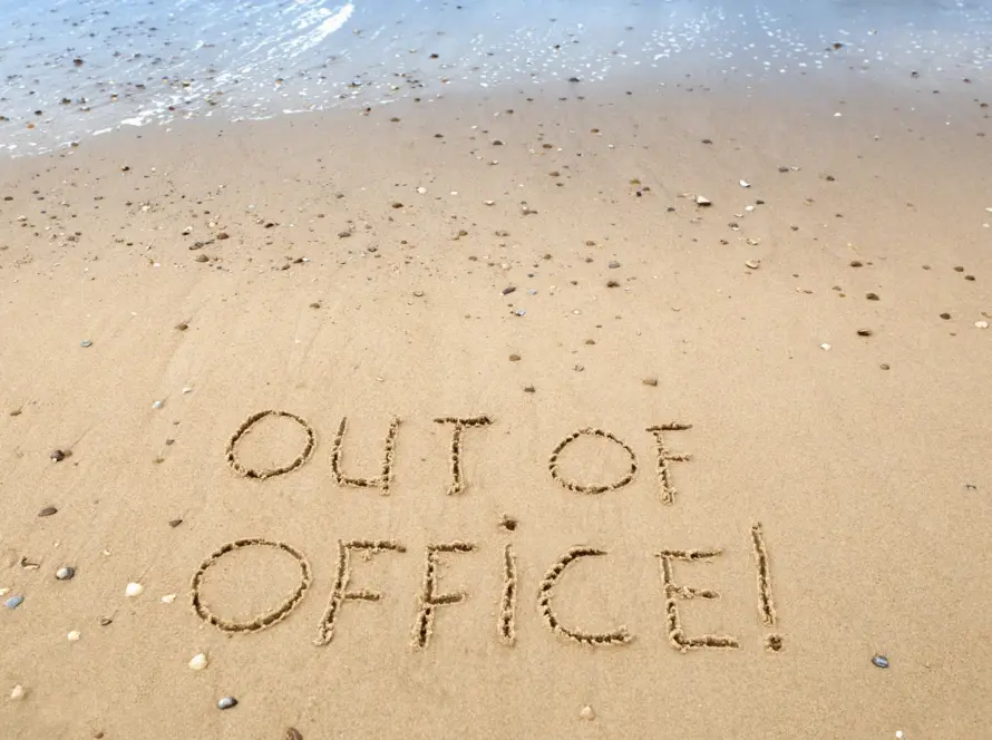 Kumsala yazılmış "Out of Office" yazısıyla ofis dışı motivasyon artırıcı organizasyon konsepti